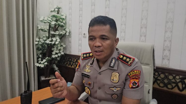 Kapolres Jayapura, AKBP Dionisius V.D.P. Helan saat ditemui wartawan di ruang kerjanya. (Foto: Cornelia Mudumi)