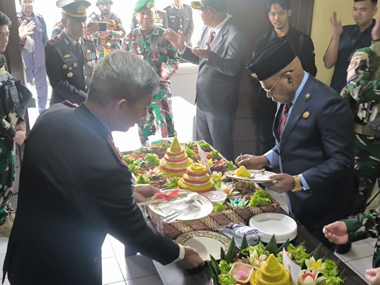 Prosesi pemotongan tumpeng sebagai simbol rasa syukur, berlangsung khidmat di halaman Mapolres Puncak. (Foto: Istimewa)