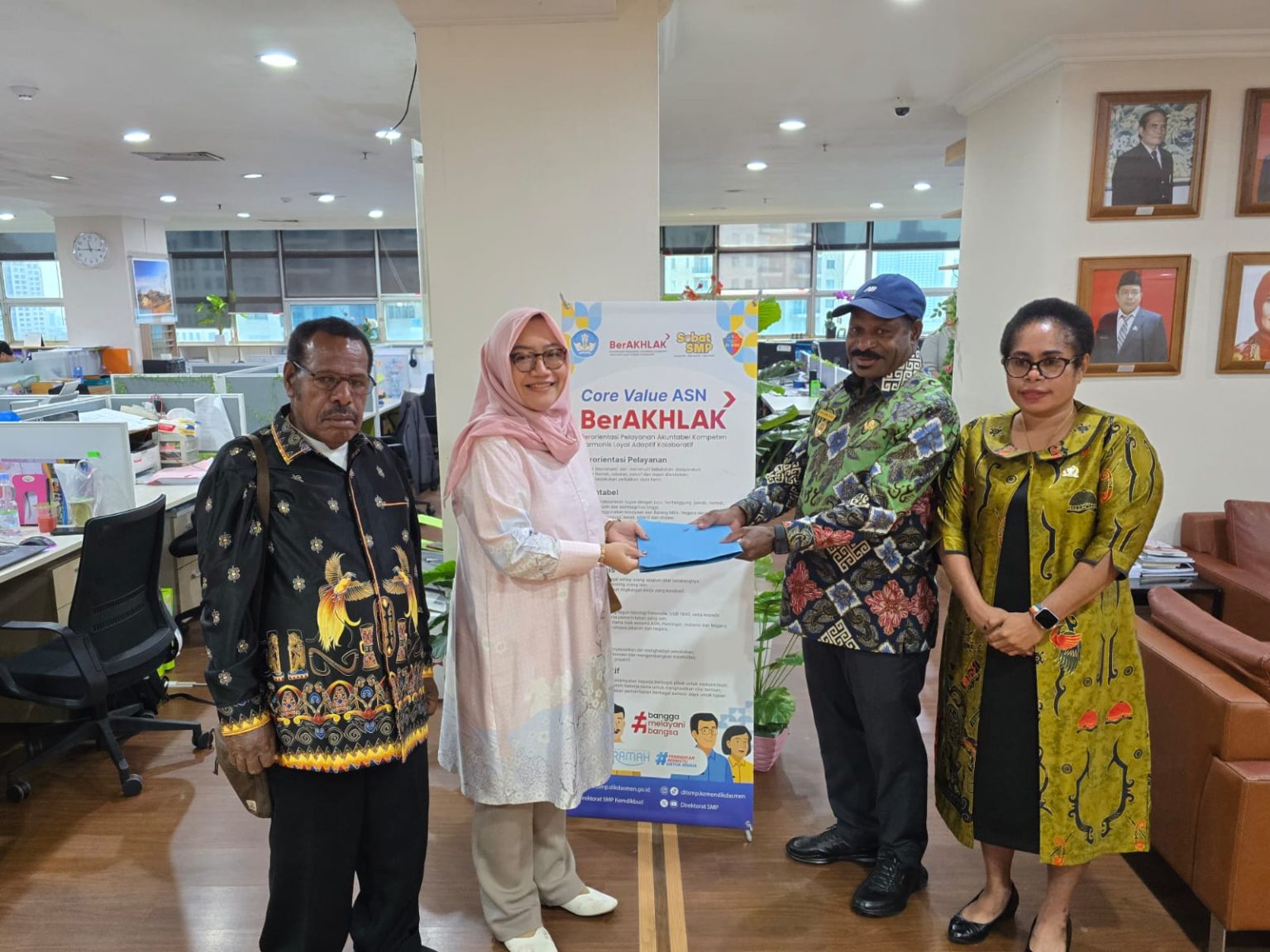 Pertemuan strategis Wakil Bupati Puncak, Naftali Akawal dengan jajaran Kementerian Pendidikan Dasar dan Menengah (Kemendikdasmen). Foto: Istimewa