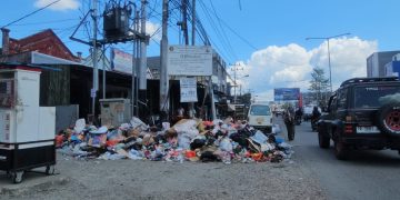 Sampah Menumpuk Enam Hari di Sentani, Warga Resah Bau Menyengat