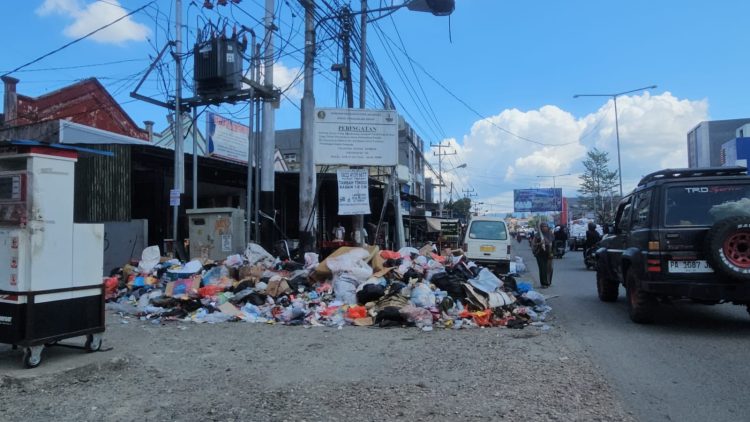 Pantauan Tumpukan sampah yang mengular di sepanjang Jalan. (Foto: Cornelia Mudumi)