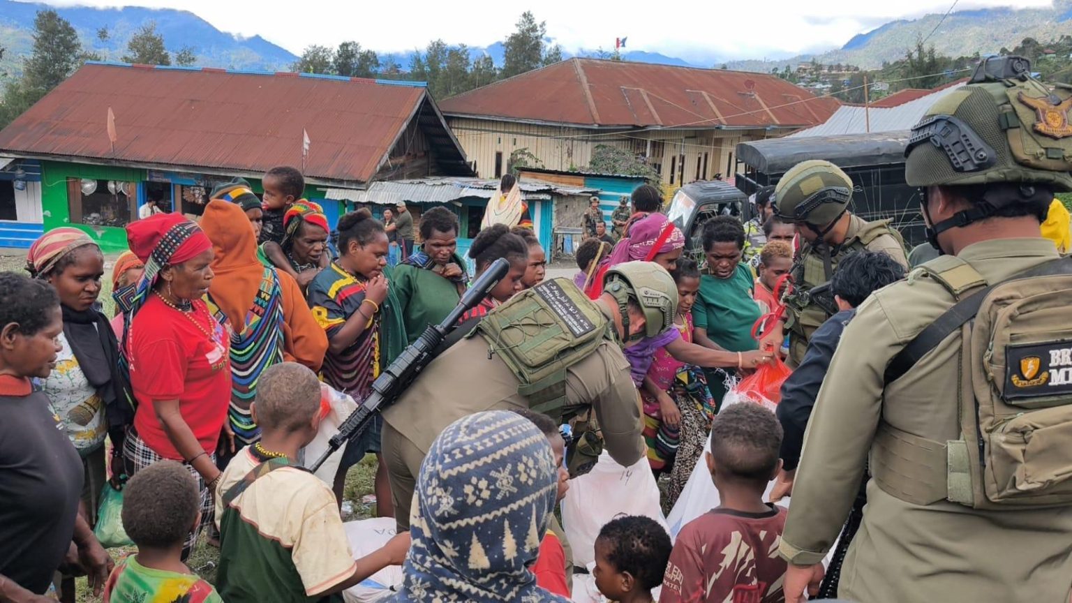 Penyaluran bantuan tersebut dirangkaikan dengan kegiatan trauma healing sebagai bentuk kepedulian pemerintah. (Foto: Istimewa)