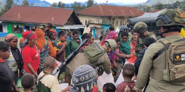 Bantuan Presiden RI Disalurkan kepada Pengungsi Agisiga, Satgas Ops Damai Cartenz Gelar Trauma Healing di Intan Jaya