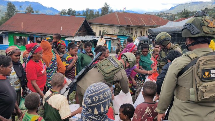 Penyaluran bantuan tersebut dirangkaikan dengan kegiatan trauma healing sebagai bentuk kepedulian pemerintah. (Foto: Istimewa)