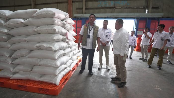 Dirut kunjungan ke gudang Bulog Jayapura. (Foto : Istimewa)