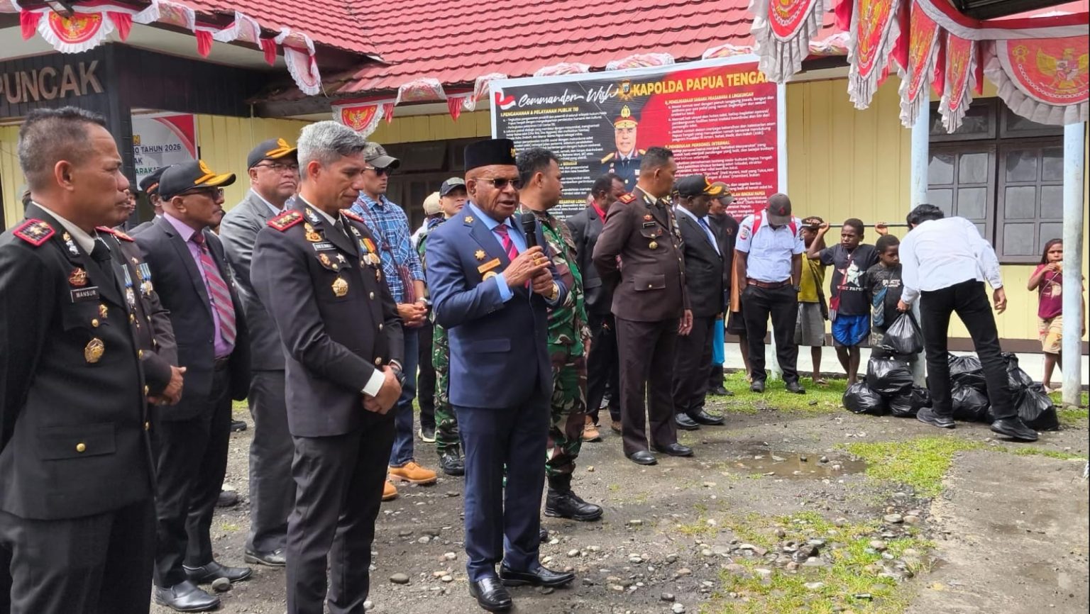 Bupati Puncak, Elvis Tabuni saat memberika arahannya kepada masyrakat. (Foto: Istimewa)