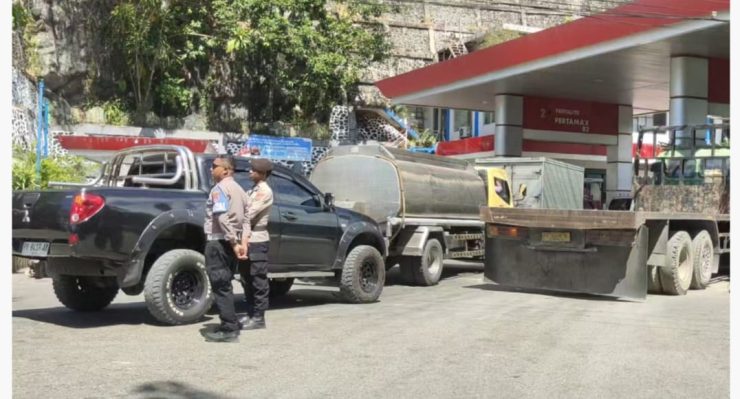 Personel Polri Disiagakan di SPBU, Antrean BBM di Jayapura Mulai Diurai. (Foto: Istimewa)