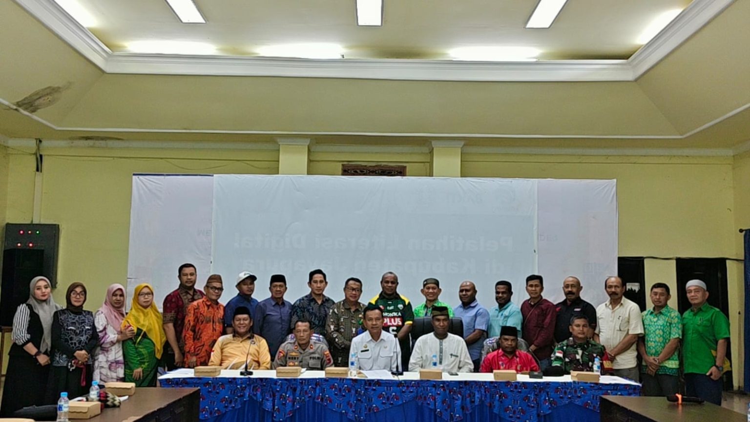 Foto bersama usai Rapat koordinasi yang berlangsung di Aula Lantai II Kantor Bupati Jayapura. (Foto: Istimewa)