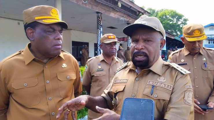 Bupati Jayapura, Yunus Wonda saat diwawancarai. (Foto: Cornelia Mudumi)