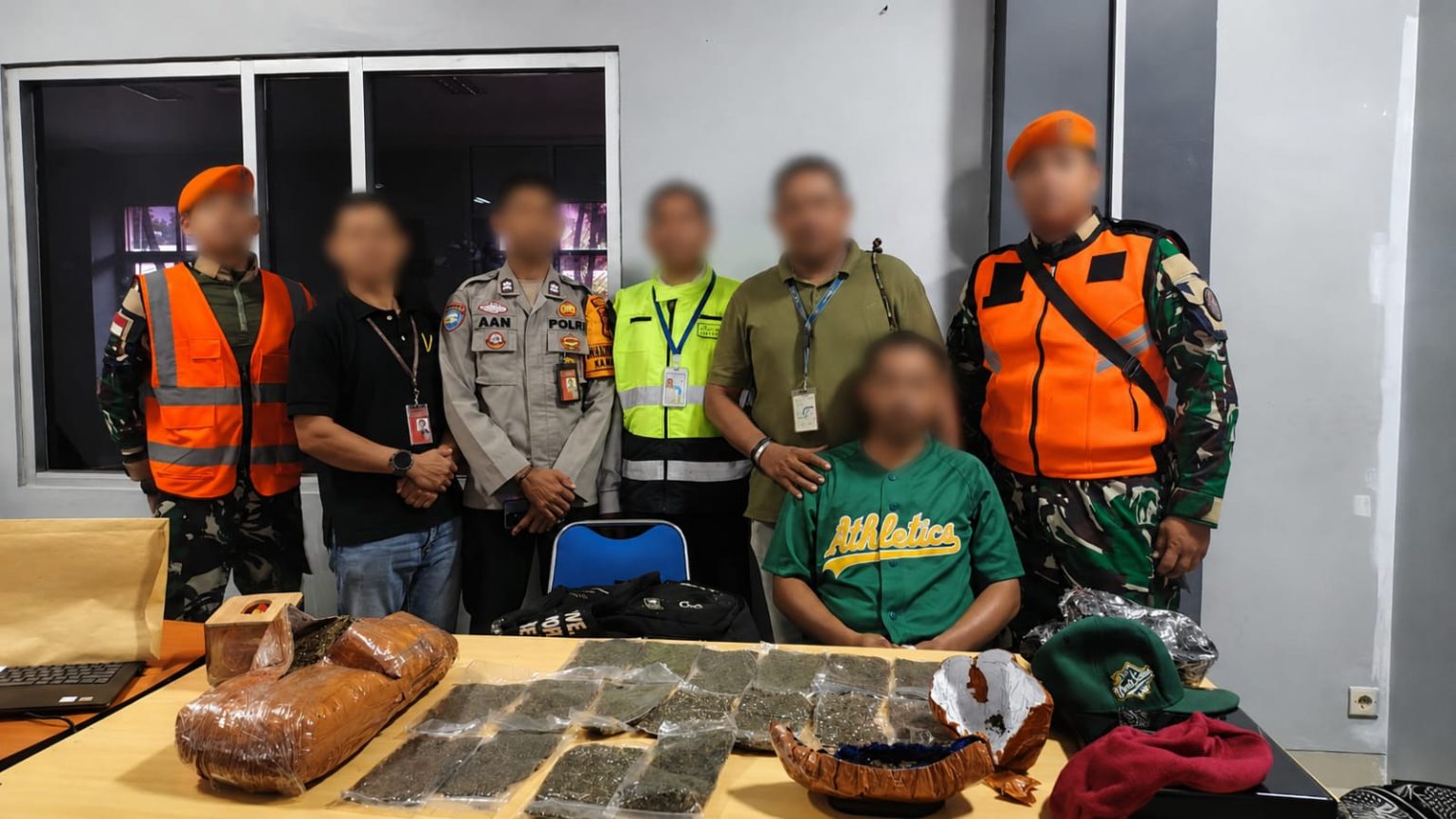 Calon Penumpang Ditangkap Saat Hendak Selundupkan 2,6 Kg Ganja Lewat Bandara Sentani
AVSEC Bandara Sentani Gagalkan Aksi Penyelundupan Ganja Seberat 2,6 Kg. (Foto: Istimewa)