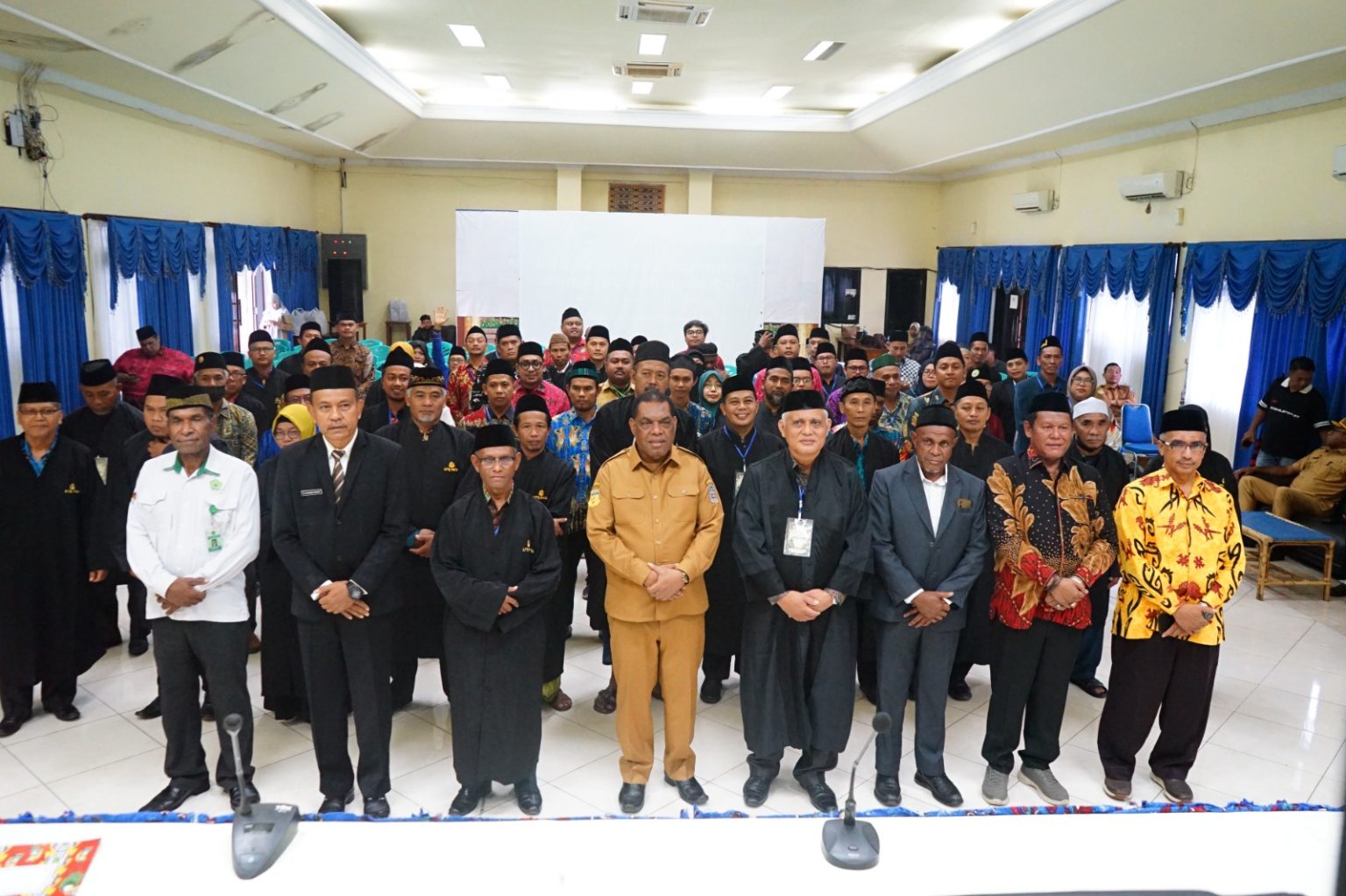 Foto bersama usai pelantikan dewan hakim MTQ XXXI Papua Tahun 2026 di aula Kantor Bupati Jayapura. (Foto: Istimewa)