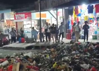 Tumpukan Sampah Lumpuhkan Akses Jalan di Pasar Lama Sentani, Pedagang Protes