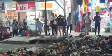 Tumpukan Sampah Lumpuhkan Akses Jalan di Pasar Lama Sentani, Pedagang Protes