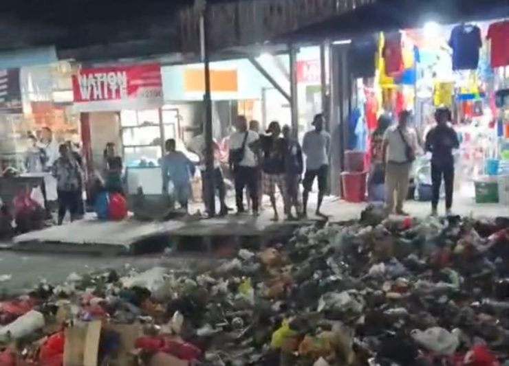 Sampah Menggunung di Pasar Lama Sentani. (Foto: Istimewa)
