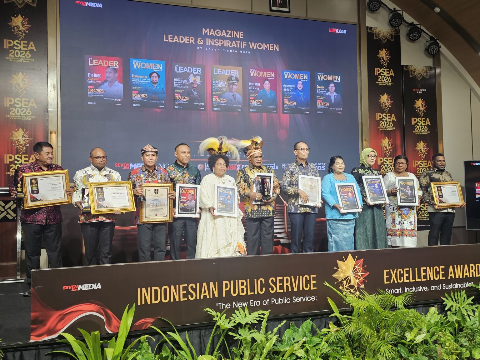 Bupati Puncak Elvis Tabuni, saat menerima penghargaan di laksanakan oleh Seven Media Asia di Platinum Hotel Jimbaran Beach, Bali, Jumat (17/7/2026). (Foto: Istimewa)