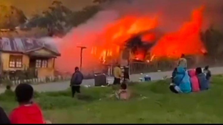 Kebakaran Hanguskan Enam Asrama Polsek Pirime di Lanny Jaya, Tak Ada Korban Jiwa. (Foto: Istimewa)