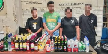 Razia Dini Hari, Polisi Sita Puluhan Botol Miras Ilegal dari Empat Penjual di Jayapura