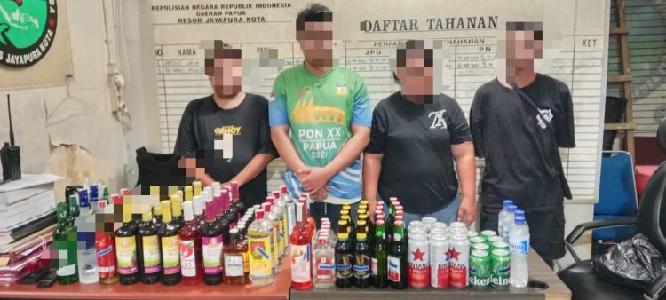 Polresta Jayapura Kota Gencarkan Razia Miras Ilegal, 97 Botol Berhasil Diamankan. (Foto: Istimewa)
