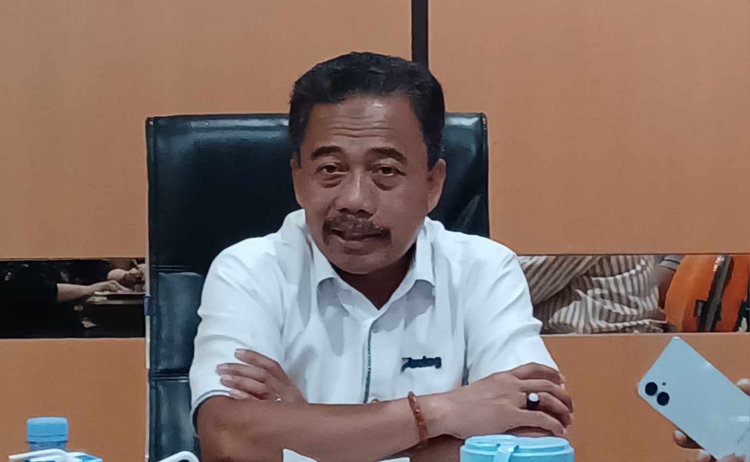 Pemimpin Perum Bulog Kanwil Papua, Ahmad Mustari saat diwawancarai di ruang kerjanya. (Foto: Darul Muttaqin)