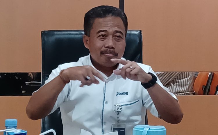 Pemimpin Perum Bulog Kanwil Papua, Ahmad Mustari saat diwawancarai di ruang kerjanya. (Foto: Darul Muttaqin)