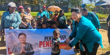 Wujud Kepedulian Pendidikan, Ketua TP-PKK Puncak Bagikan Seragam dan Perlengkapan Sekolah di Ilaga