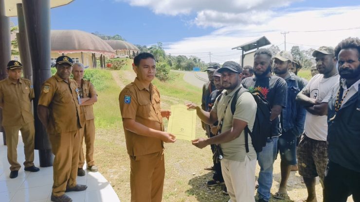Aksi unjuk rasa di depan Kantor Dinas Pendidikan Kabupaten Tolikara, Senin (27/7/2026). Foto: Istimewa