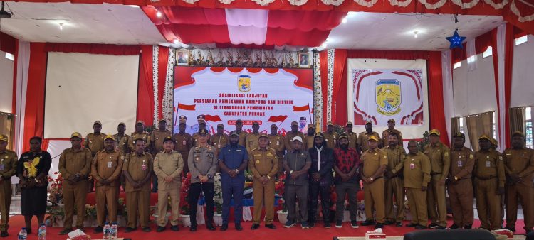 Foto bersama Bupati Puncak Elvis Tabuni saat memberikan sosialisasi Rencana Pemekaran Kampung dan Distrik Tahun 2026. (Foto: Istimewa)