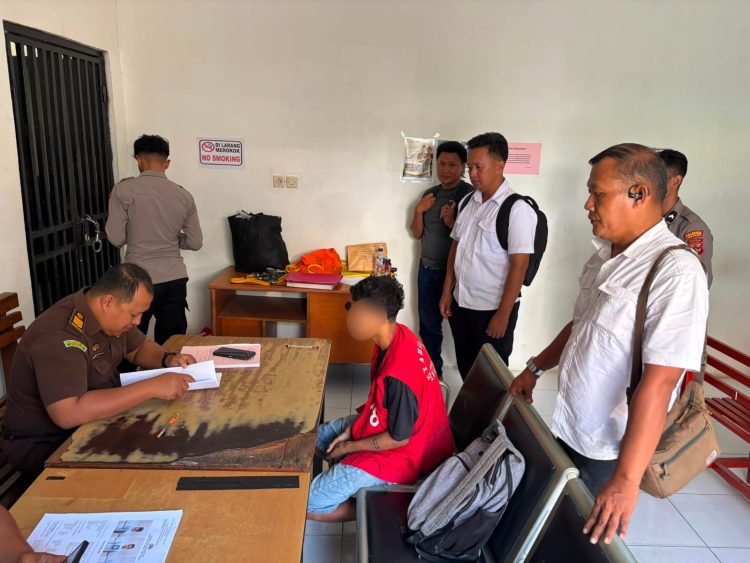 Penyerahan tersangka dan barang bukti kepada Kejaksaan Negeri Jayapura terhadap dua perkara tindak pidana narkotika. (Foto: Istimewa)