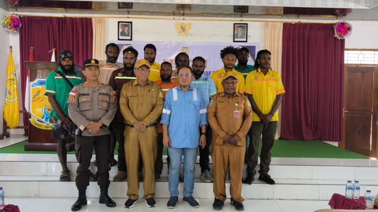 Pelepasan 60 pemuda asal Kabupaten Puncak untuk mengikuti pelatihan kerja di Timika. (Foto: Istimewa)