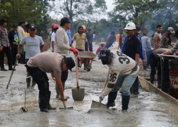 Satgas Damai Cartenz Bangun Akses Jalan dan Bersihkan TPU Muslim di Mimika