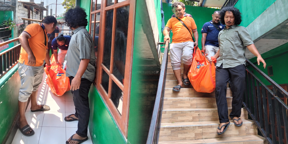 Usai dilakukan proses olah TKP, jenazah korban selanjutnya dievakuasi ke RSUD Yowari. (Foto: Istimewa)
