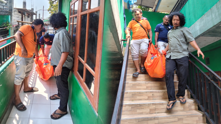 Usai dilakukan proses olah TKP, jenazah korban selanjutnya dievakuasi ke RSUD Yowari. (Foto: Istimewa)