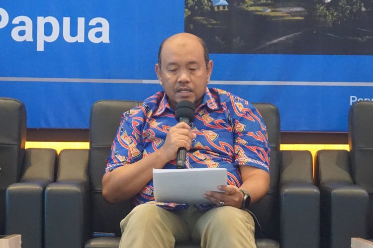 Kepala Kanwil Direktorat Jenderal Perbendaharaan (DJPb) Kementerian Keuangan Provinsi Papua, Izharul Haq diwawancara. (Foto: Darul Muttaqin)