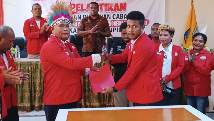 Prosesi penyerahan Berita acara dan SK tugas dari ketua DPD BMP RI Papua kepada ketua terpilih DPC BMP RI Kabupaten Supiori. (Foto: Istimewa)