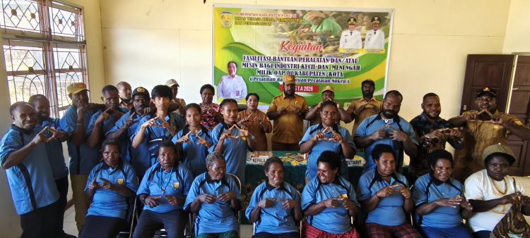 30 peserta dalam meningkatkan keterampilan perajin sekaligus melestarikan warisan budaya khas Papua. (Foto: Istimewa)