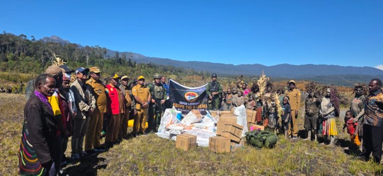 Rombongan Pemerintah Kabupaten Puncak saat menyalurkan bantuan. (Foto: Istimewa)