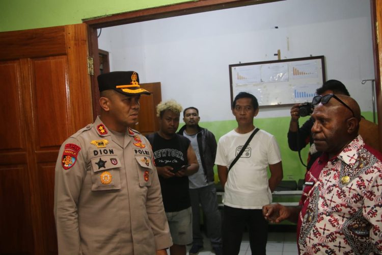 Kapolres Jayapura AKBP Dionisius VDP Helan turun langsung memimpin pemantauan penanganan korban di Puskesmas Depapre dan RSUD Yowari. (Foto: Istimewa)