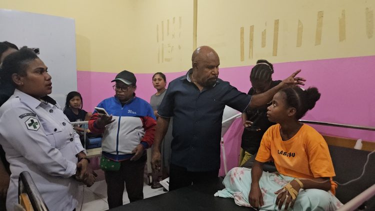 Bupati Jayapura, Yunus Wonda saat menjenguk dan mengecek langsung pasien keracunan MBG. (Foto: Cornelia Mudumi)