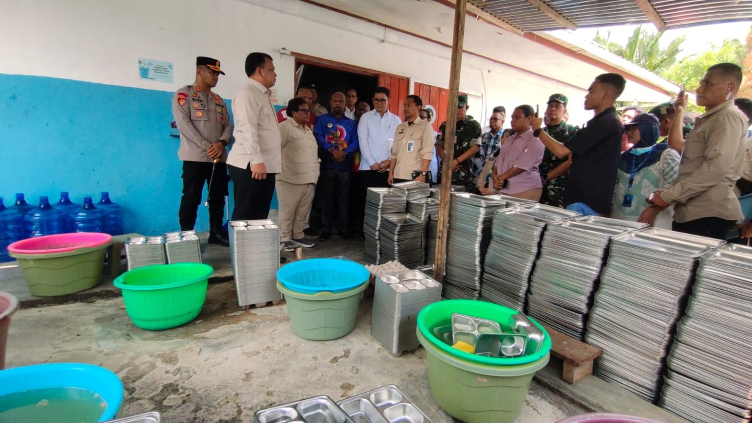 Wakil Kepala Badan Gizi Nasional (BGN) Mayjen TNI Trenggono, Wamendagri Ribka Haluk, Bupati Jayapura Yunus Wonda, Kapolres Jayapura AKBP Dionisius, Kasdam XVII Cenderawasih Brigjen TNI Haryantana Saat melihat secara langsung Dapur MBG di Distrik Depapre, Pada Kamis (6/8/2026). Foto: Cornelia Mudumi