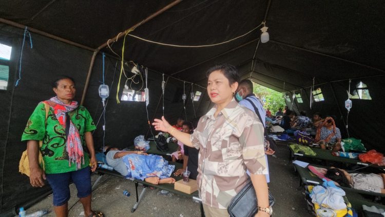 Anggota DPRK Jayapura Saat meninjau langsung kondisi para korban di RSUD Yowari. (Foto: Cornelia Mudumi)