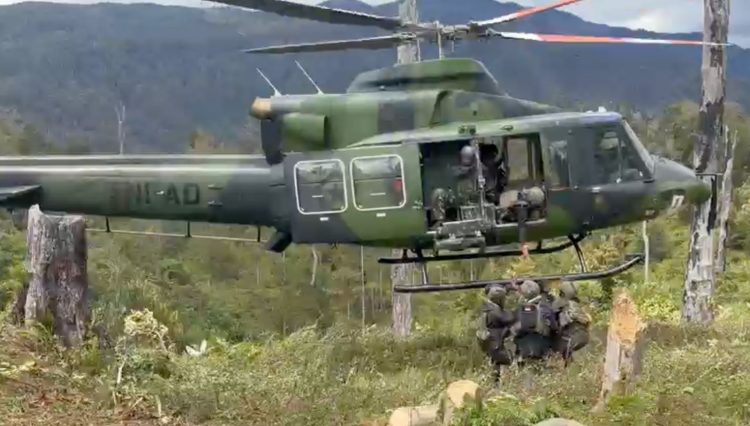 11 Prajurit dan Dua Helikopter Bell Terlibat Evakuasi Kemanusiaan di Ugimba. (Foto: Istimewa)