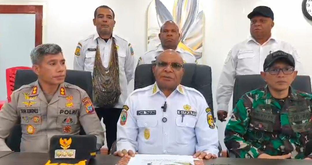 Konferensi Pers Bupati Puncak, Elvis Tabuni di ruang kerjanya. (Foto: Istimewa)