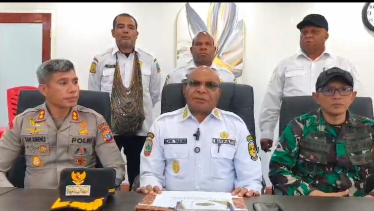 Konferensi Pers Bupati Puncak, Elvis Tabuni di ruang kerjanya. (Foto: Istimewa)