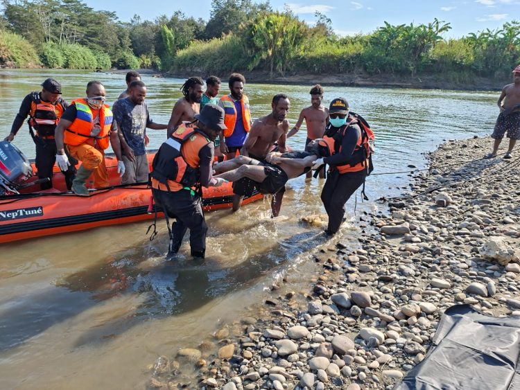 Tim SAR Gabungan Evakuasi Pemuda yang Hanyut di Sungai Baliem. (Foto: Istimewa)