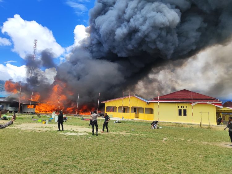 Barak asrama Polres Mamberamo Tengah hangus terbakar. (Foto: Istimewa)