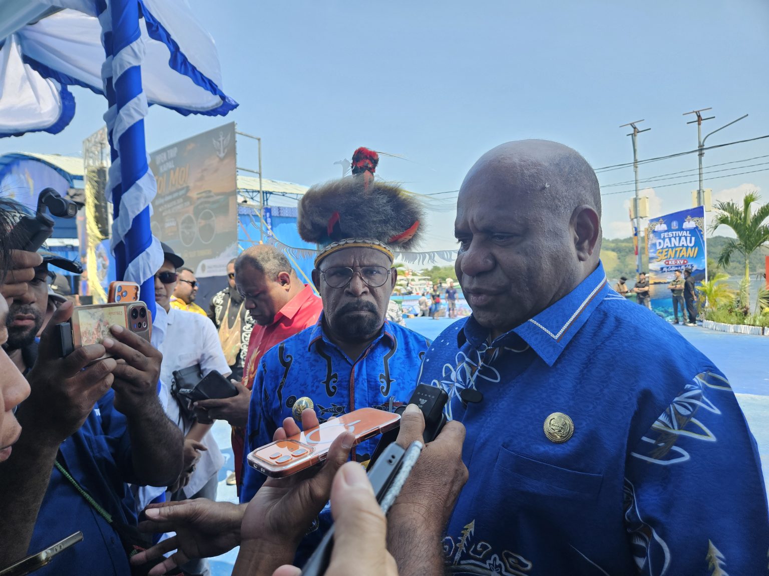 Gubernur Papua, Mathius D. Fakhiri didampingi Bupati Jayapura, Yunus Wonda saat di wawancarai. (Foto: Cornelia Mudumi)
