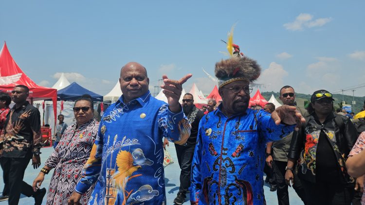 Gubernur Papua Mathius D. Fikhiri bersama Bupati Jayapura Yunus Wonda Usai membuka Pelaksaan  Pra Festival Danau Sentani, Melakukan kunjungan di Stand  UMKM di Kalkote, Kampung Harapan, Selasa (25/8/2026). Foto: Cornelia Mudumi