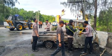Gran Max Hantam Pembatas Jalan dan Terbakar, Dua Orang Tewas 