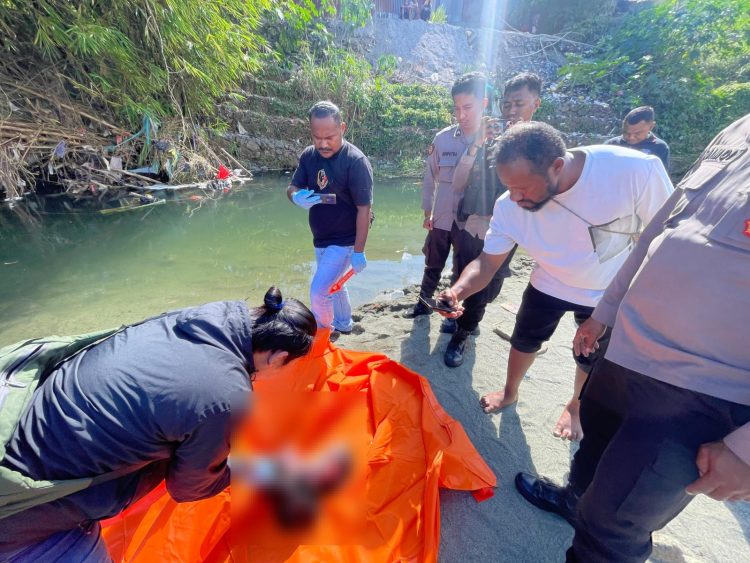 Tim Inafis melakukan pemeriksaan awal terhadap jenazah bayi. (Foto: Istimewa)
