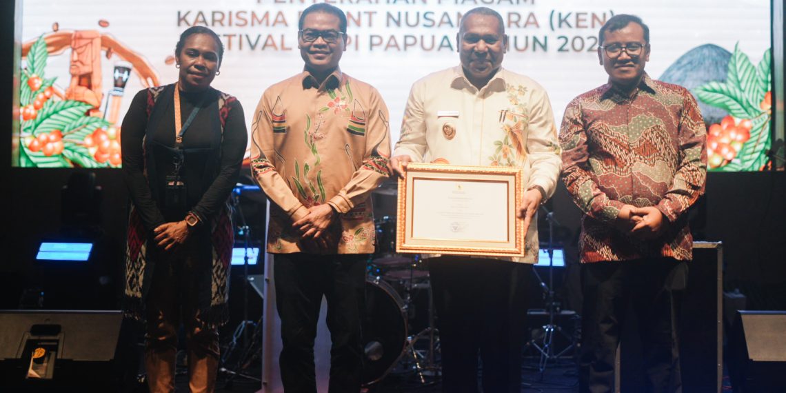 Foto bersama usai Penyerahan piagam Karisma Event Nusantara (KEN) 2026. (Foto: Istimewa)